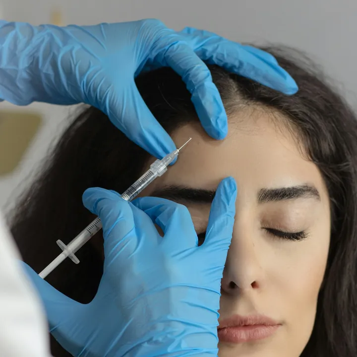 Aplicação de toxina botulínica na testa