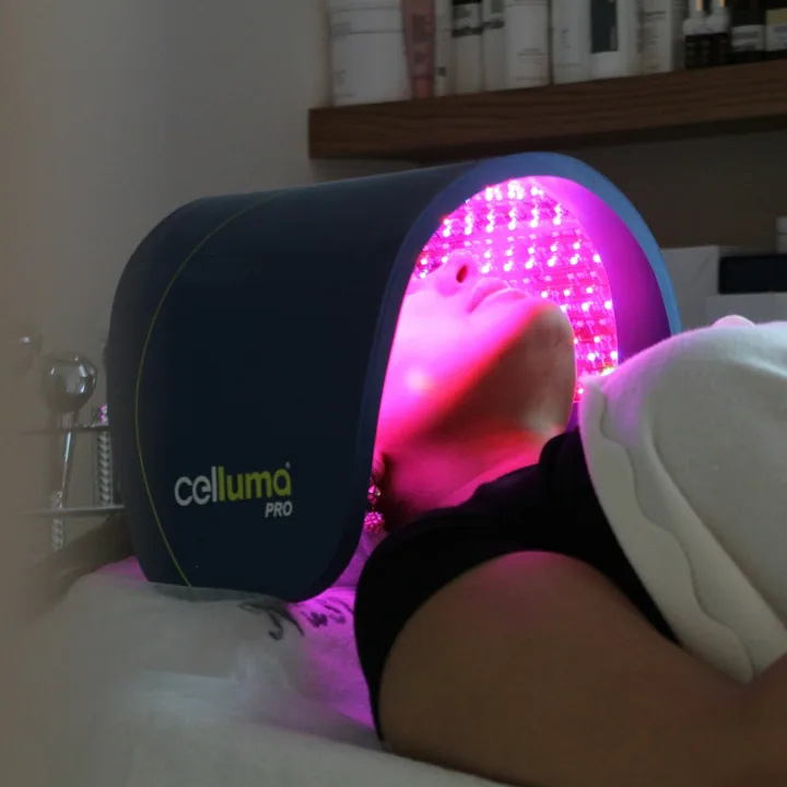 Cliente de touca durante a limpeza de pele na Harmonize